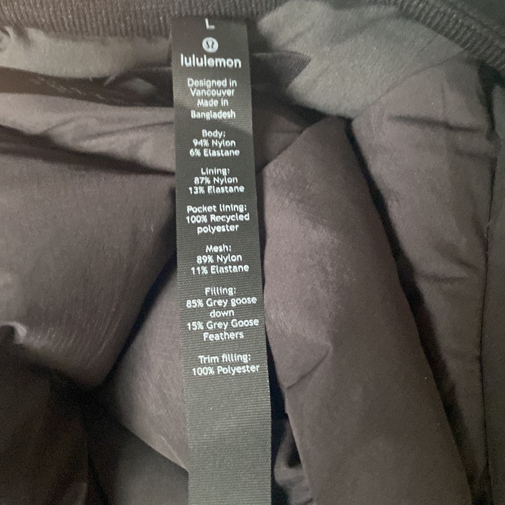 Never worn, size large Lululemon puffer jacket